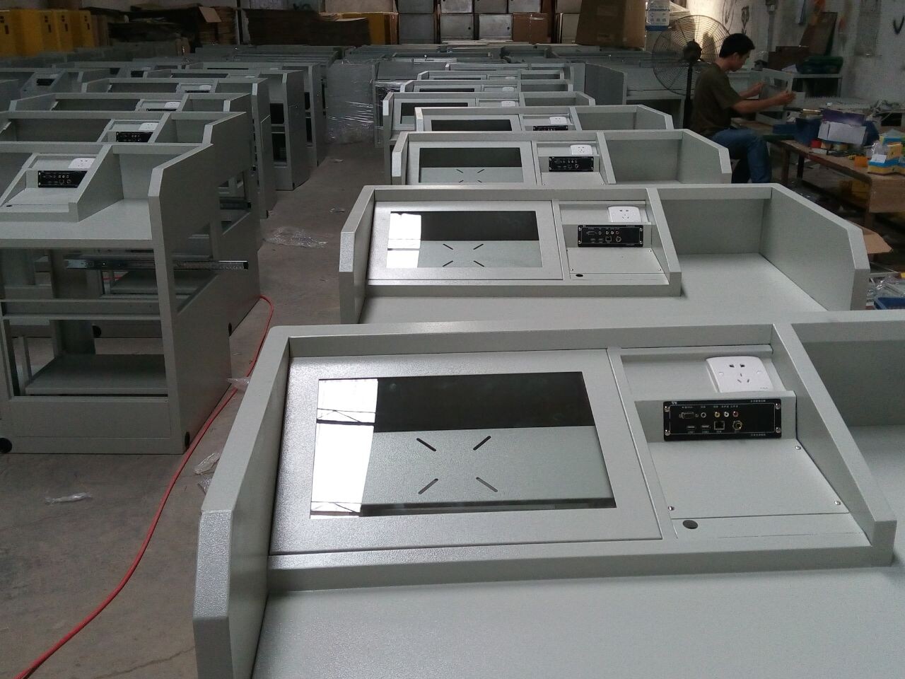 2014年東裕鋼制講臺批量出貨-接受各種款式的訂制-做好低價